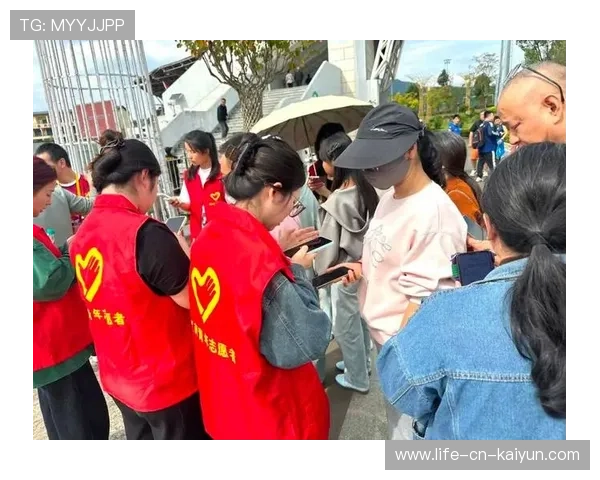 足球志愿者服务队伍不断壮大，为青少年提供了更加温暖的运动环境